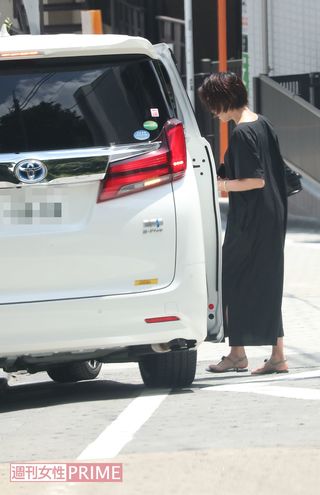 7月下旬の昼すぎ、りえは自宅前で所属事務所の車に乗り込み出かけた