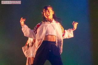 “美腹筋”もあらわにキレのあるダンスを披露される佳子さま