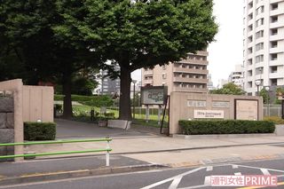 中島が通う明治学院大学。白の高級外車で通学する姿が在学生にたびたび目撃されている