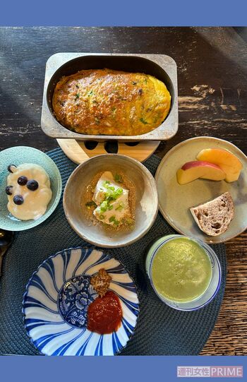 《ある日の朝食メニュー》スペインオムレツ、豆腐、パン、ブルーベリー入りヨーグルト、りんご、野菜ジュース。スペインオムレツは、ピーマンやパセリなど野菜たっぷり。卵に粉豆腐と粉状の植物性プロテイン『こまめにたんぱく』を加え、表面に粉チーズをかけてタンパク質豊富に仕上げている