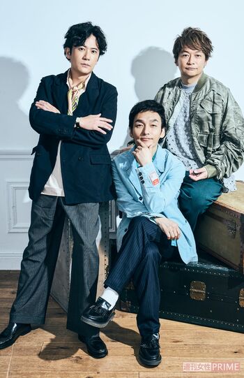 写真左から稲垣吾郎、草なぎ剛、香取慎吾　撮影／廣瀬靖士　ヘアメイク／金田順子（稲垣）、荒川英亮（草なぎ）、石崎達也（香取）　スタイリスト／黒澤彰乃　衣装協力／ネフォロジスト、レアセル（［株］タートル）