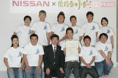 日産自動車新CM発表会に登場した『はねるのトびら』メンバー（2006年12月15日）