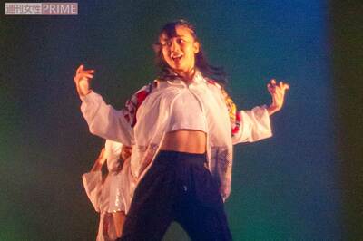 “美腹筋”もあらわにキレのあるダンスを披露される佳子さま