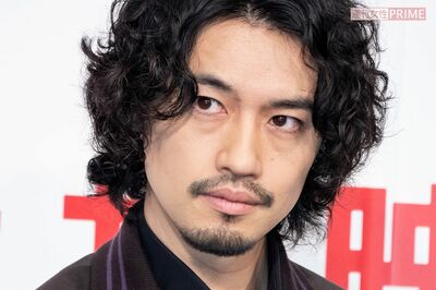 斎藤工の“痺れる”息抜き、カラス風ファッションで『激辛グルメ祭り』に降臨！カルピス片手に食した真っ赤…