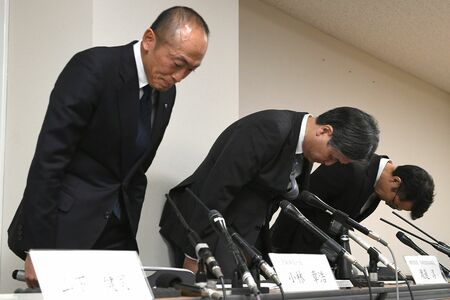 3月22日、会見の冒頭で謝罪する小林製薬の小林章浩社長（写真／産経ビジュアル）