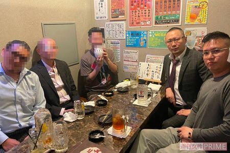 関係者らとの飲み会に参加する佐々木被告（右端）と山中組長（右から２番目、ユキさん提供）