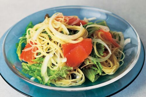 スモークサーモンとサニーレタスの冷製パスタ　写真／鈴木泰介