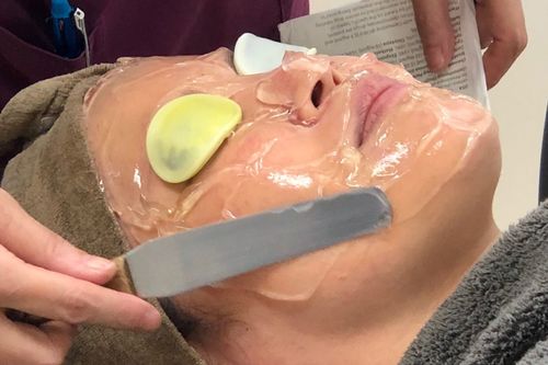 専用のジェルを塗布