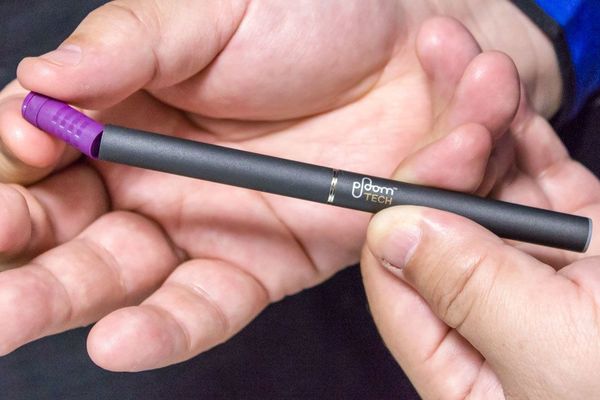 プルーム・テックは、本体に取り付けたカートリッジに「たばこカプセル」をセットして使用する