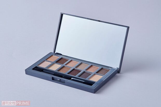 andusアイシャドウパレット/スリーコインズ　ベージュブラウン550円　使いやすいカラーがマットからラメ色まで計12種類。大きめミラーも使いやすくて◎。（撮影／山田智絵）