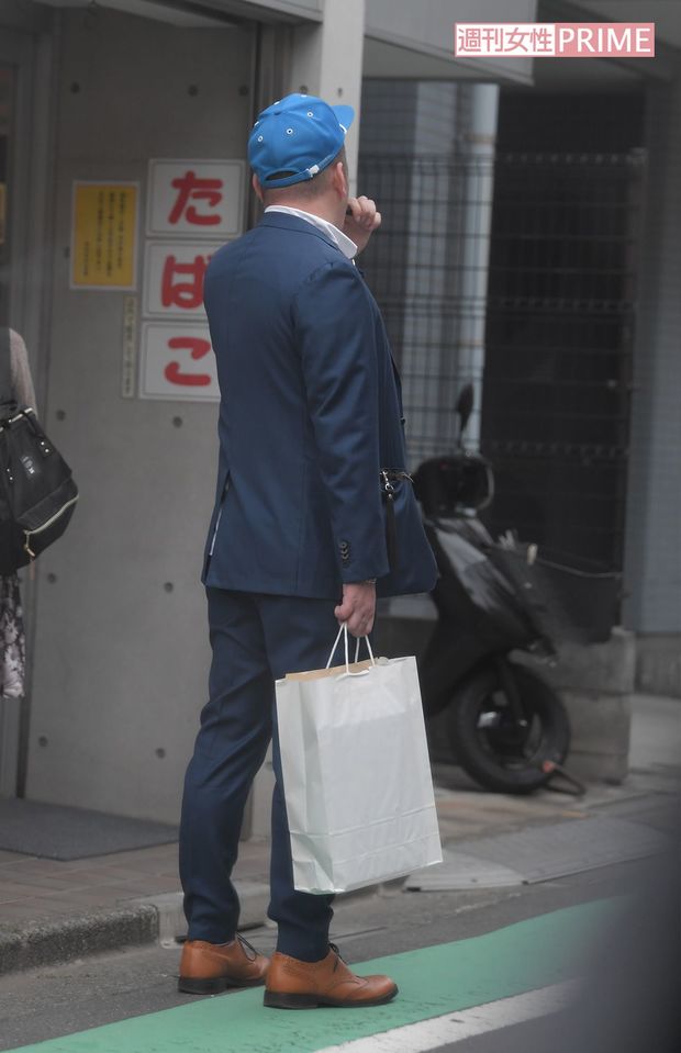 電子タバコを吸うくっきーの後ろ姿