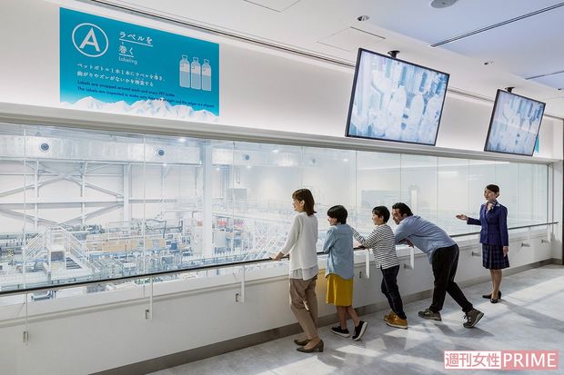 包装ラインの見学。独特のペットボトルの形状にも、ちゃんと理由があった