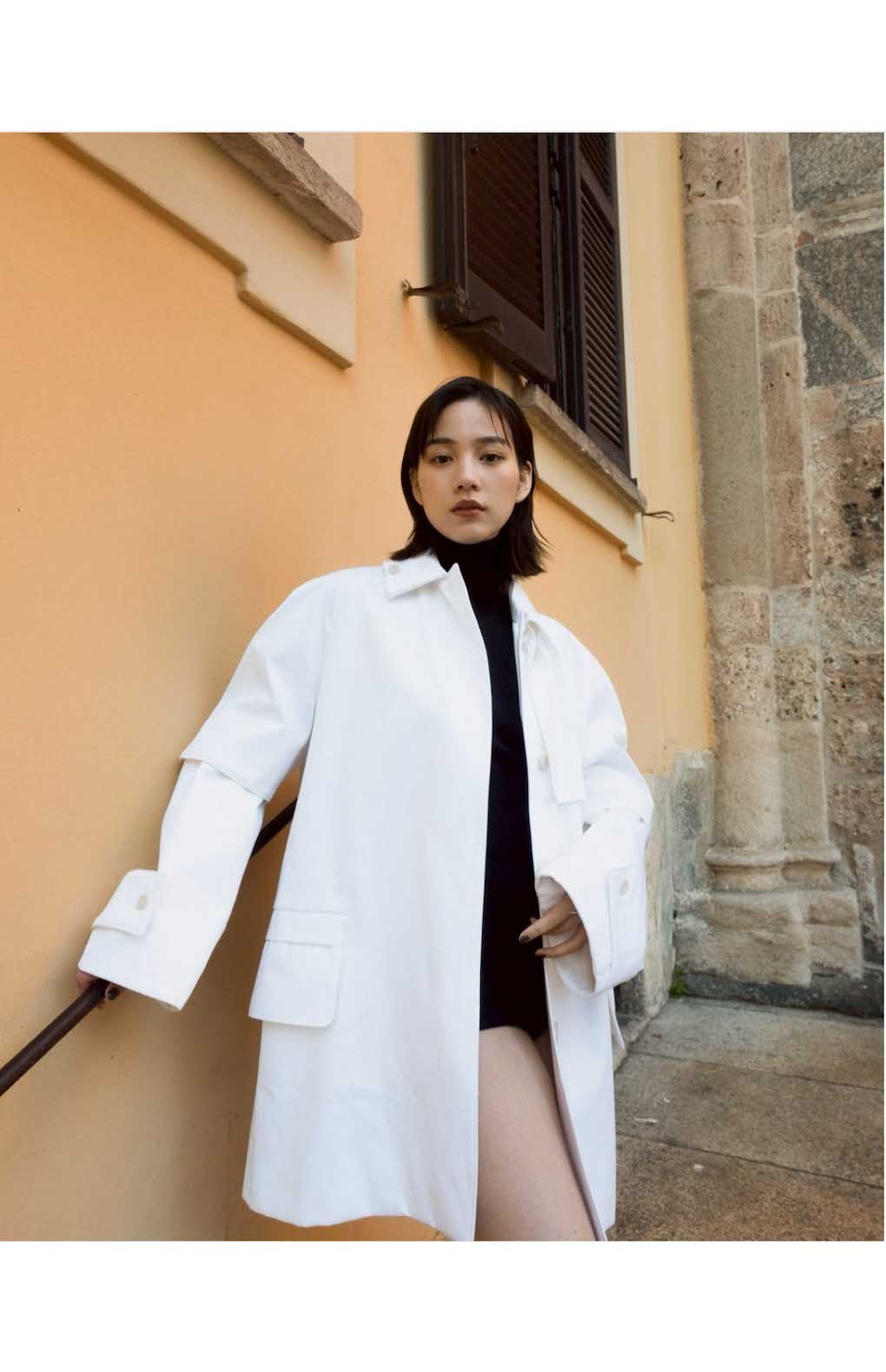 超ミニ丈のインナーに白のコートを羽織った姿を披露した、のん（公式ブログより）