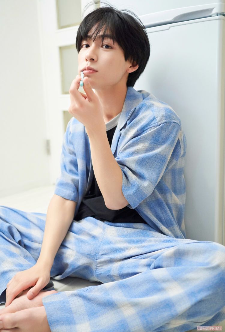 「OFF」は秦アナのリアルな休日がテーマ。家のシーンからスタートする。撮影/三つ葉ちひろ