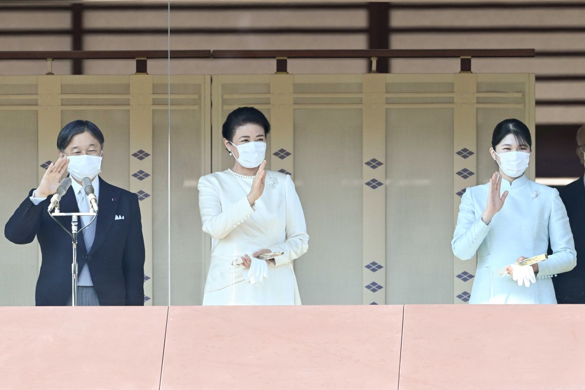 2023年1月　3年ぶりに実施された新年一般参賀に、愛子さまが初めて参加。雅子さまは優しいクリーム色、愛子さまは淡い水色のドレス姿で、集まった人たちに、にこやかに手を振られた