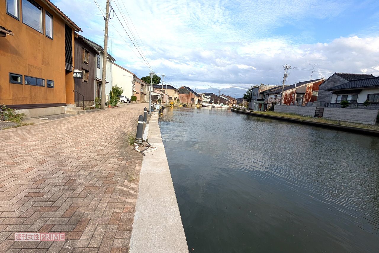 ドラマ『冬のなんかさ、春のなんかね』第3話のロケ地に使われた富山・新湊内川の街並み　撮影／編集部