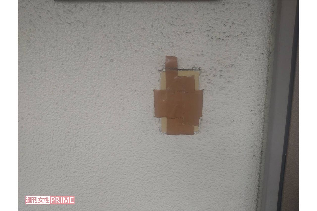玄関のチャイムボタンにはガムテープが貼られて押せないように