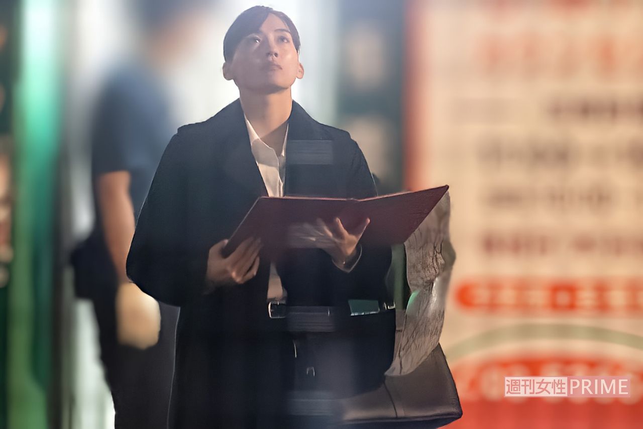 ドラマ『元彼の遺言状』のロケを行う綾瀬はるか