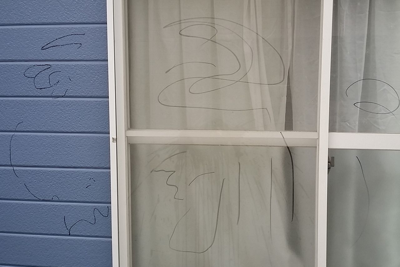 窓や壁に書かれた落書き