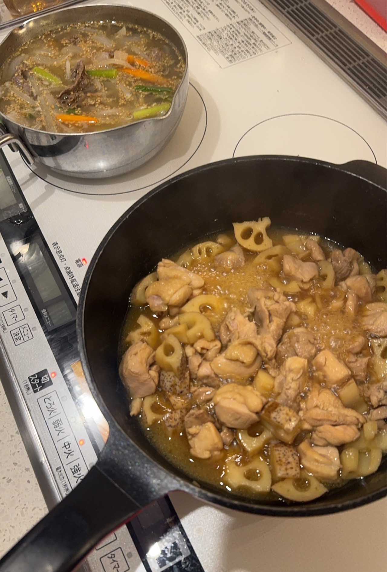 何品か同時に料理をしている加藤綾菜