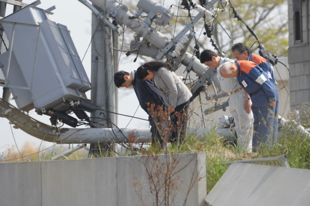'11年6月　皇太子ご夫妻が、東北の被災地初訪問となる宮城県へ。折れ曲がった電柱が、地震の壮絶さを物語っている