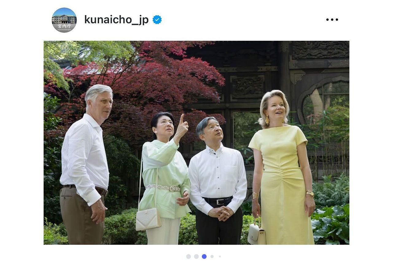 ベルギー訪問中の両陛下。雅子さまのシャツが繭の収穫の際に着用されたものの色違いのよう