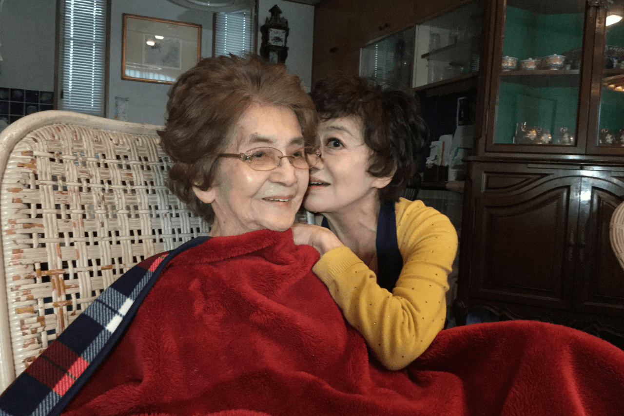 母・志奈枝さんと