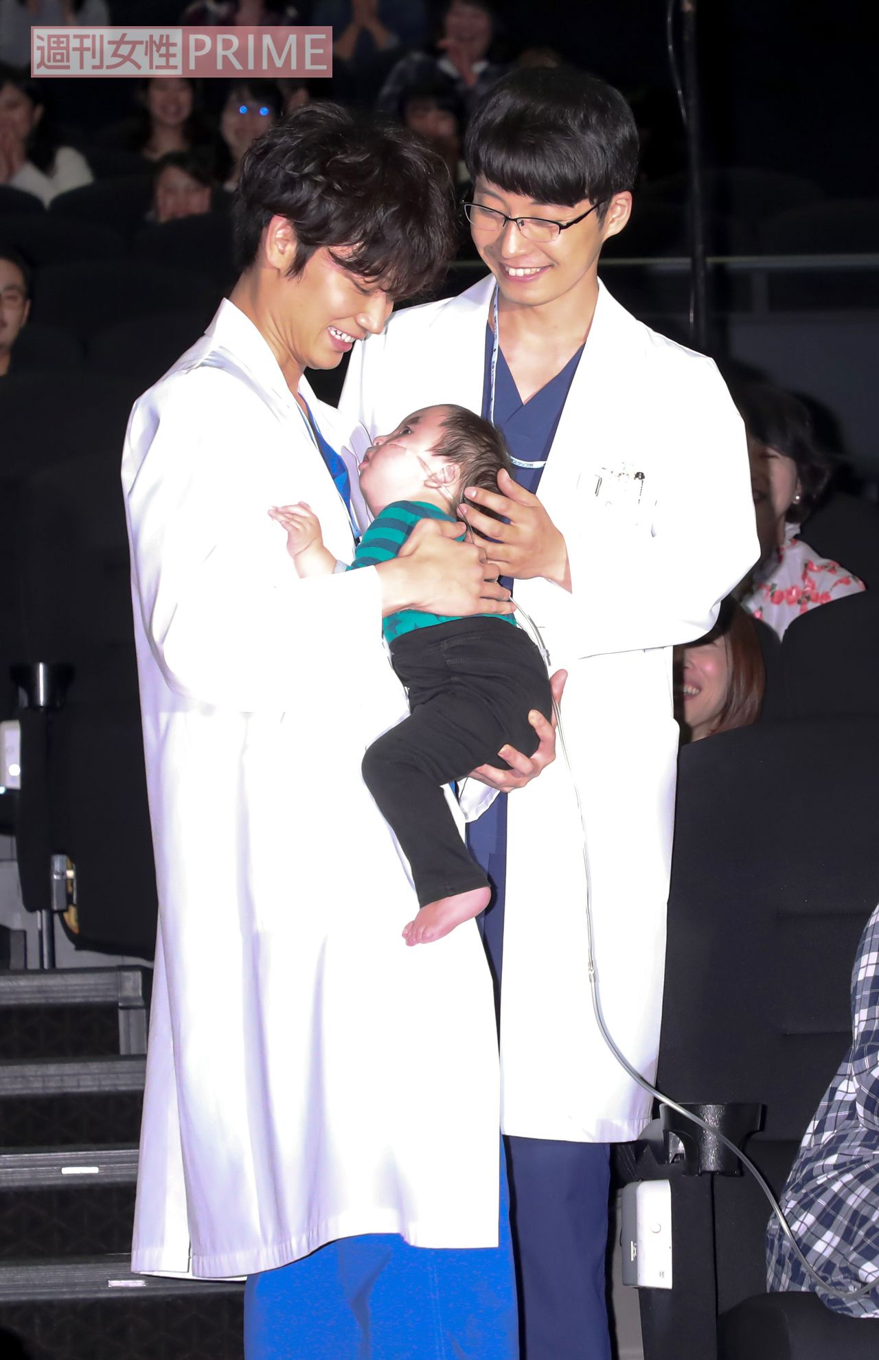 ドラマに出演していた子どもが来ていることに気づいた綾野＆星野は思わず抱っこ♪　撮影／佐藤靖彦