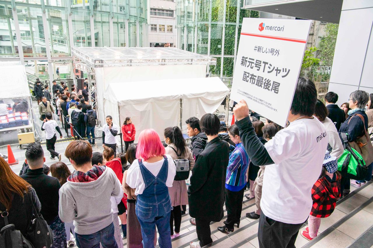 東京・渋谷ストリーム前で“令和”入りTシャツ約500枚を無料配布している様子