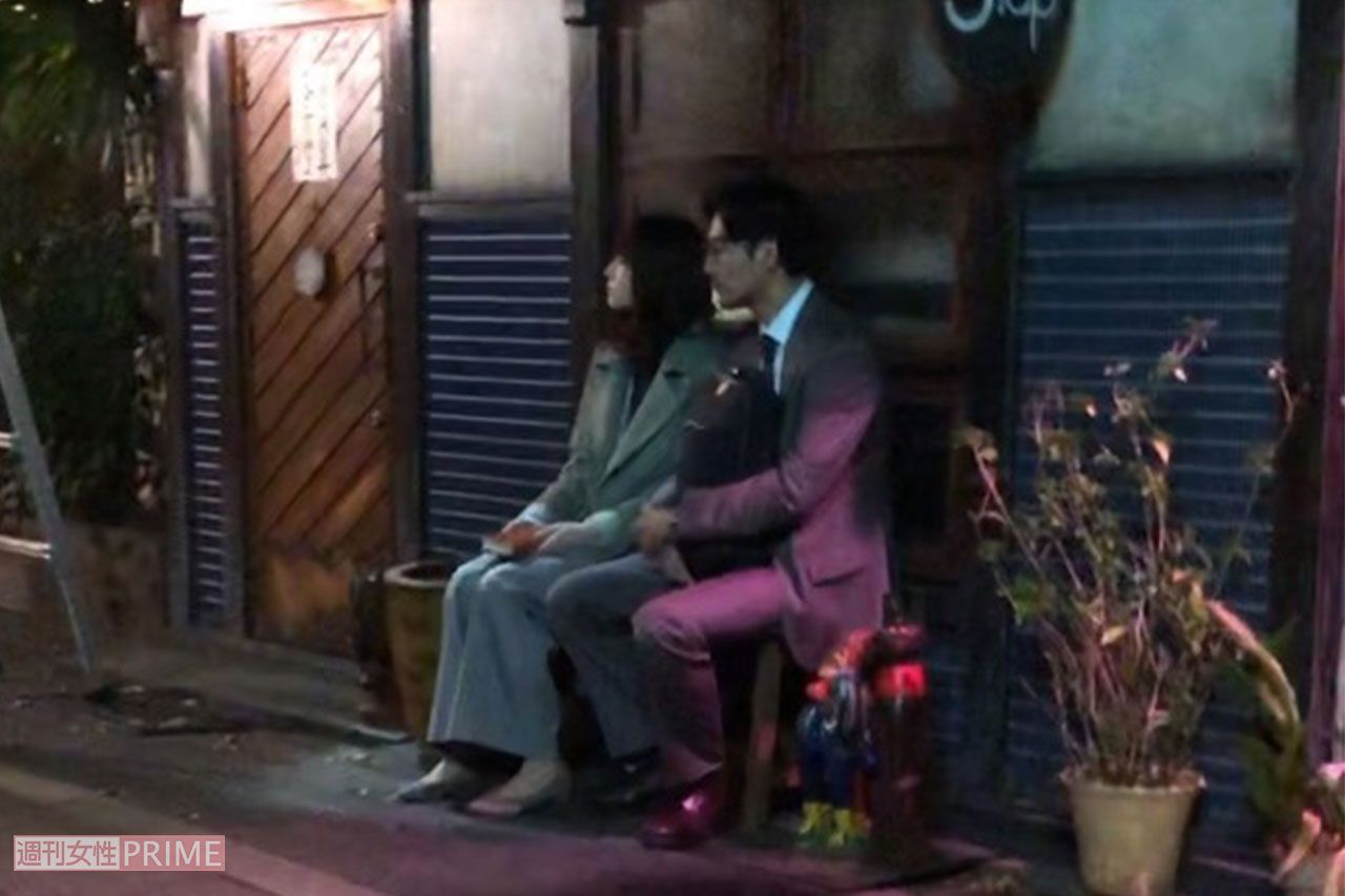 11月下旬の夜、行きつけのバー『5taps』の前で撮影中の新垣結衣と松田龍平