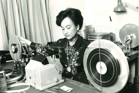 1975年ごろ、フィルムを見て、どのシーンをつなぐか細かく指示を出す