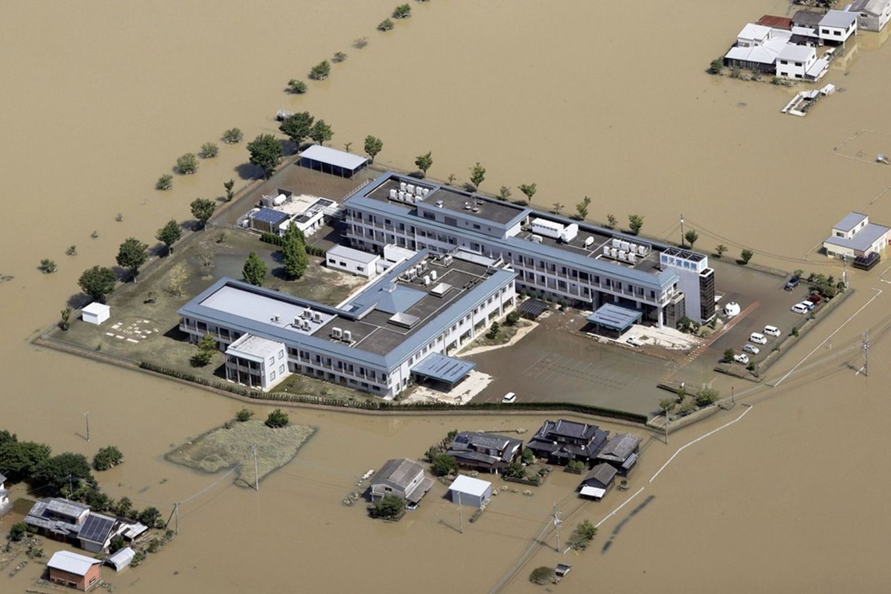 六角川の氾濫などで周囲が冠水した佐賀県大町町の順天堂病院。2年前の大雨でも孤立状態になっている（8月15日撮影）［写真／共同通信］
