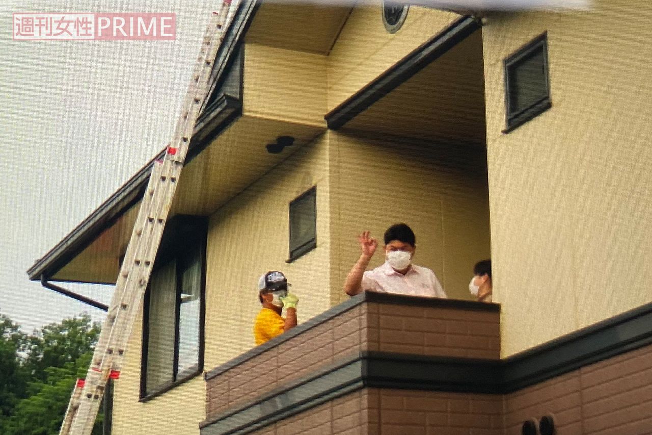 推測通りに屋根裏でニシキヘビを見つけ、白輪園長は報道陣に向けオッケーマークを＝22日午後4時50分すぎ