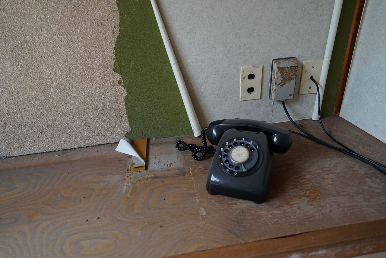 岐阜県の廃墟に残された黒電話。肝試しで建物内に残された品を拝借。後日、「返してほしい」と電話がかかってきたという怖い話も少なくない