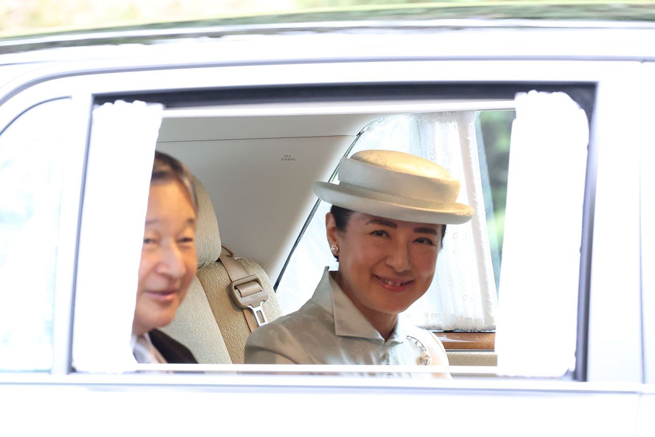 10月20日、92歳の誕生日を迎えられた上皇后美智子さまへの挨拶に向かわれる天皇陛下と雅子さま