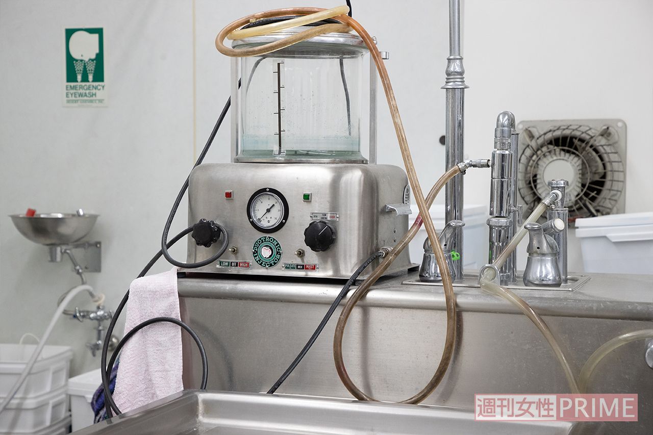 体内に薬液を注入しながら血液を排出させる装置。エンバーミングに欠かせない工程の1つだ　撮影／齋藤周造
