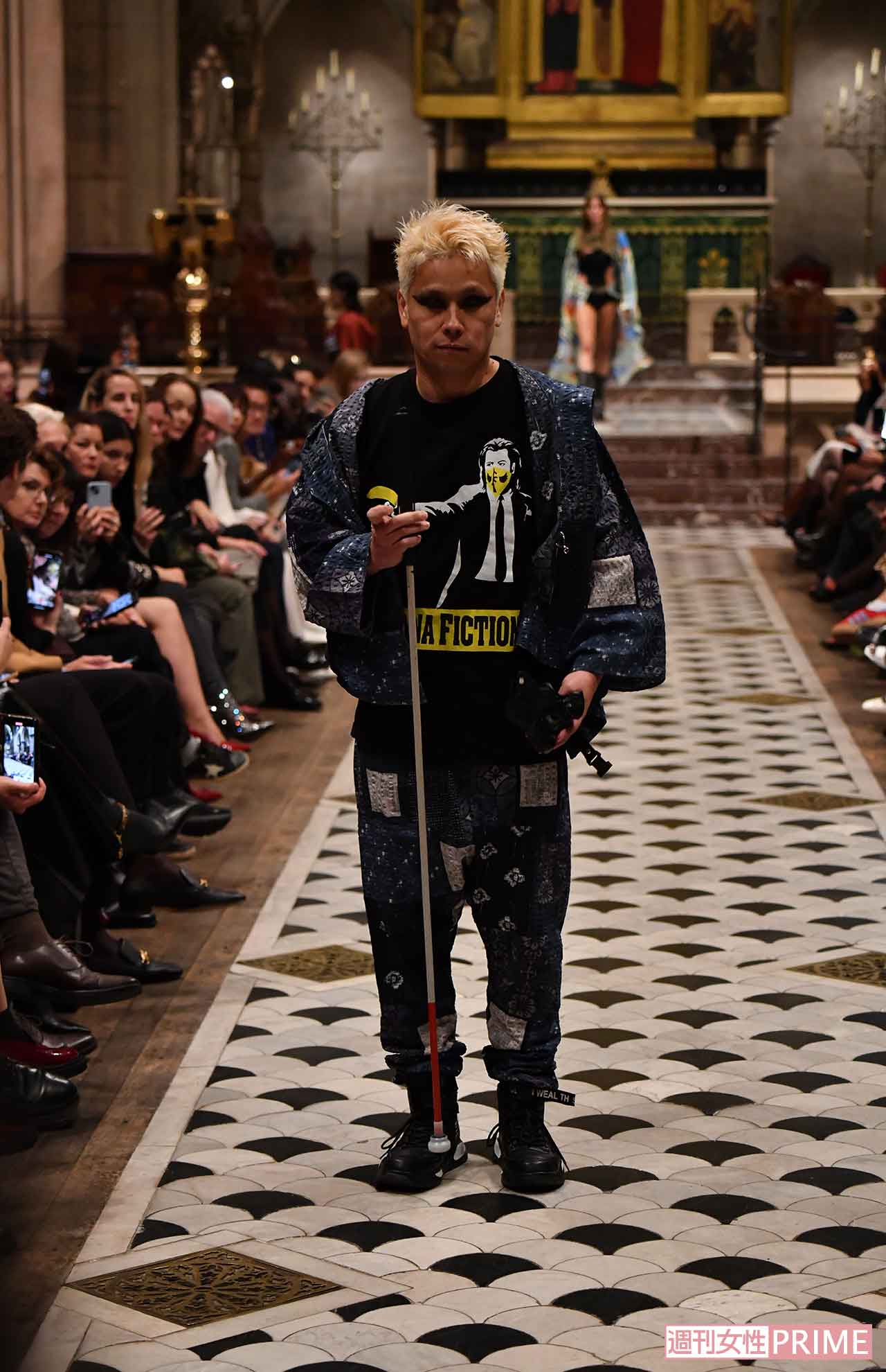 視覚障がいのある実業家・成澤俊輔さん。パリコレのランウェイ中