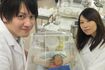 NICU(新生児集中治療室)で初めてわが子を囲む賀久くんの両親