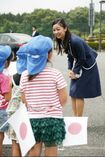 夏休み中の静岡の馬術競技大会では、地元のちびっ子たちとも触れ合いを(7月25日)