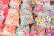 大流行『シール帳』の次は『お菓子帳』?未開封のお菓子を貼っての交換に「食べ物…