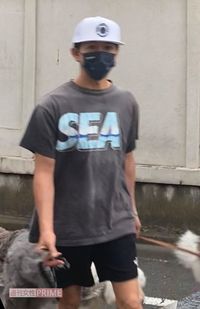 愛犬を散歩させている木村拓哉