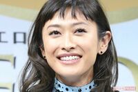 山田優「カラーボール投げられた？」ピンクの“何か”がベッタリと…『Dior』イベントの“理解不能”な奇抜…