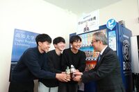 高知大学〈学長のおごり自販機〉初日は100人が利用!「トイレの便座を温めて」学生たちからの要望と導入で…