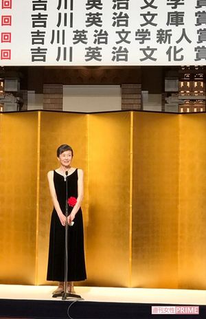 手術後、『鏡の背面』で吉川英治賞を受賞。母の介護施設への入居日と賞の記者会見が同日だった