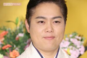 地元・高知で行われたサッカーJFLの試合で人生初の国歌斉唱を披露した三山ひろし。約2500人の観客を魅了