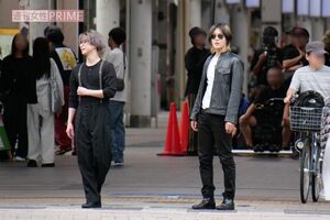 2024年9月、映画撮影に参加していた佐久間大介（左）とユウタ。楽しそうに会話をする姿も見られた