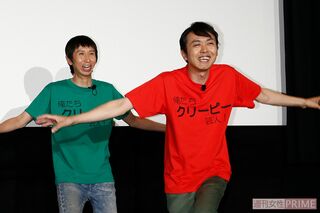イベントで「ジャンガジャンガ」を披露するアンガールズの2人（'16年6月）