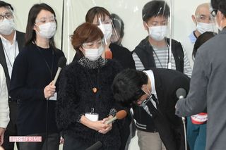 12月3日、都内で行われた謝罪会見で報道陣にお辞儀をする渡部建