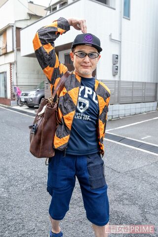 「おはようございます」とキメポーズで『キョンシー』の撮影現場入り