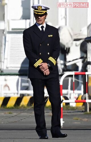 '21年11月、横浜市内で『DCU』のロケを行う阿部寛。大がかりなロケも多い